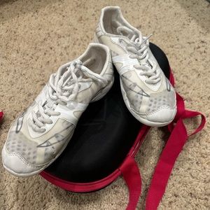 Nfinity Vengeance cheer shoes sz5